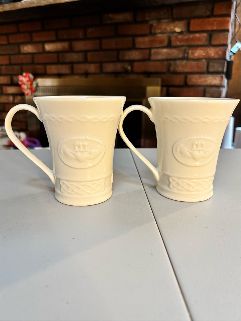 Belleek Classic Claddagh 10oz Mug Pair